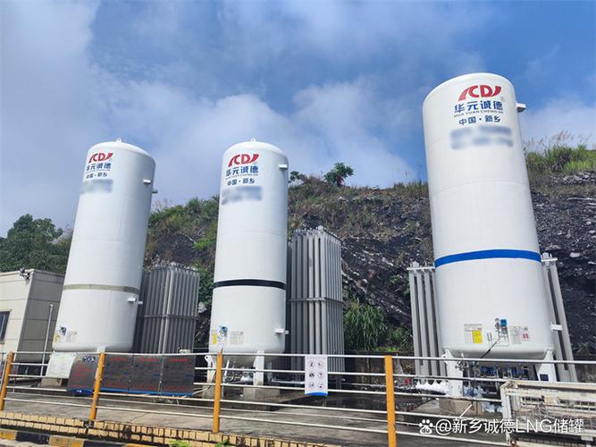 立式低温液氧储罐价格区间及选购建议 很多企业或工厂在需要储存液氧
